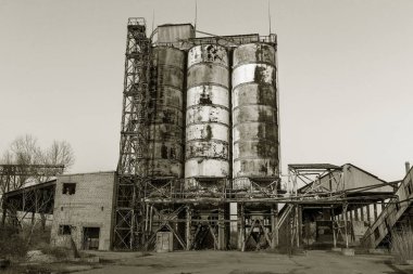 Endüstriyel Bina çimento fabrikası Chernobyl, terk edilmiş. Eski bir fabrika kalıntıları. Bi boka yaramaz, paslı metal çimento fabrikası donatımın bozuldu. Kıyamet tasarım, retro, stalker için öğe