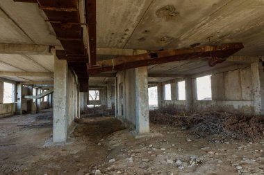 Eski paslı endüstriyel havalandırma bina terk edilmiş bir üretim; Faiz vantilasyon yok edilen idari bina fabrikaların kalıntıları. Kıyamet manzara Stalker, Çernobil, Pripyat, bölge nükleer felaket