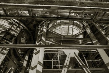 Endüstriyel Bina çimento fabrikası Chernobyl, terk edilmiş. Eski bir fabrika kalıntıları. Bi boka yaramaz, paslı metal çimento fabrikası donatımın bozuldu. Kıyamet tasarım, retro, stalker için öğe