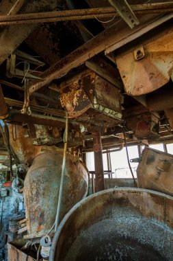 Endüstriyel Bina çimento fabrikası Chernobyl, terk edilmiş. Eski bir fabrika kalıntıları. Bi boka yaramaz, paslı metal çimento fabrikası donatımın bozuldu. Kıyamet tasarım, retro, stalker için öğe