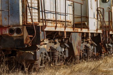 Eski paslı tren lokomotifi dışlama Çernobil bölgesi atılmış. Bölge yüksek radyoaktivite. Hayalet kasaba Pripyat. Chernobyl felaket. Paslı Sovyet Makina fabrikasında nükleer kaza alanında terk