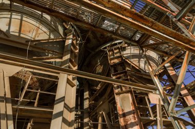 Endüstriyel Bina çimento fabrikası Chernobyl, terk edilmiş. Eski bir fabrika kalıntıları. Bi boka yaramaz, paslı metal çimento fabrikası donatımın bozuldu. Kıyamet tasarım, retro, stalker için öğe