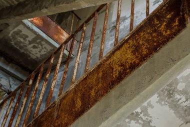 Eski iç iş merkezinin bitmemiş idari bina kalıntıları, beton, taş merdiven yok. Terk edilmiş fabrikası binanın iç harap eski merdiven