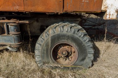 Eski paslı kamyon hayalet kasaba Pripyat, Çernobil, Ukrayna otoparka çöle atılmış. Eski paslı eski araba, kırık eski paslı demir araç terk edilmiş. Radyasyon bölgesi, Stalker, Apocalypse