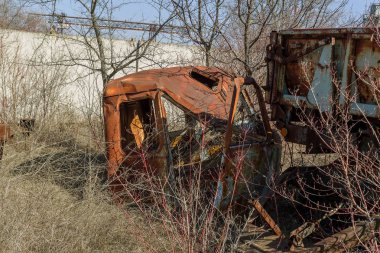Eski paslı kamyon hayalet kasaba Pripyat, Çernobil, Ukrayna otoparka çöle atılmış. Eski paslı eski araba, kırık eski paslı demir araç terk edilmiş. Radyasyon bölgesi, Stalker, Apocalypse