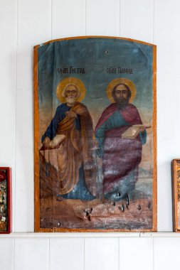 Ukraynalı Ortodoks Kilisesi Moskova Patrikhanesi iç. Ukrayna, Odessa region, Kodyma, 2012, sunak, İkonostasisin. İlkel bir tarzda yazılmış eski simgeleri