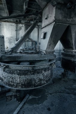 Endüstriyel Bina çimento fabrikası Chernobyl, terk edilmiş. Eski bir fabrika kalıntıları. Bi boka yaramaz, paslı metal çimento fabrikası donatımın bozuldu. Kıyamet tasarım, retro, stalker için öğe