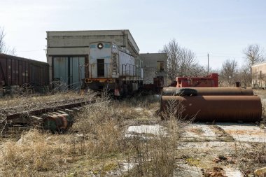 Demiryolu, kırık raylar, kırık tahta uyuyanlar terk edilmiş. Demiryolu kırık kalıntıları. Yağmaladılar eski demiryolu. Yol alabileceği bir yol vardır. Enkaz, kalıntıları, eski tuval unsurları. Seçici odak