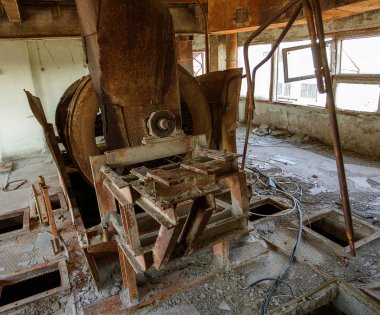 Endüstriyel Bina çimento fabrikası Chernobyl, terk edilmiş. Eski bir fabrika kalıntıları. Bi boka yaramaz, paslı metal çimento fabrikası donatımın bozuldu. Kıyamet tasarım, retro, stalker için öğe