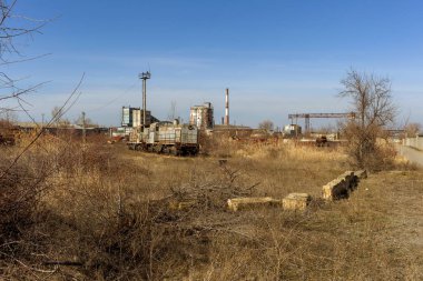Eski paslı tren lokomotifi dışlama Çernobil bölgesi atılmış. Bölge yüksek radyoaktivite. Hayalet kasaba Pripyat. Chernobyl felaket. Paslı Sovyet Makina fabrikasında nükleer kaza alanında terk