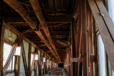 Endüstriyel Bina çimento fabrikası Chernobyl, terk edilmiş. Eski bir fabrika kalıntıları. Bi boka yaramaz, paslı metal çimento fabrikası donatımın bozuldu. Kıyamet tasarım, retro, stalker için öğe