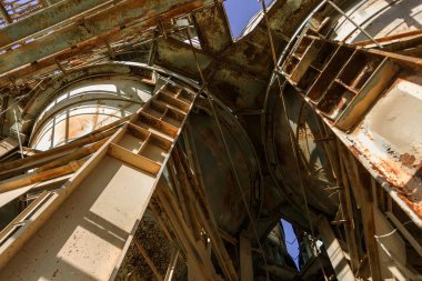 Endüstriyel Bina çimento fabrikası Chernobyl, terk edilmiş. Eski bir fabrika kalıntıları. Bi boka yaramaz, paslı metal çimento fabrikası donatımın bozuldu. Kıyamet tasarım, retro, stalker için öğe