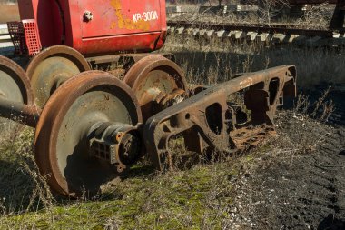 Eski paslı tren lokomotifi dışlama Çernobil bölgesi atılmış. Bölge yüksek radyoaktivite. Hayalet kasaba Pripyat. Chernobyl felaket. Paslı Sovyet Makina fabrikasında nükleer kaza alanında terk