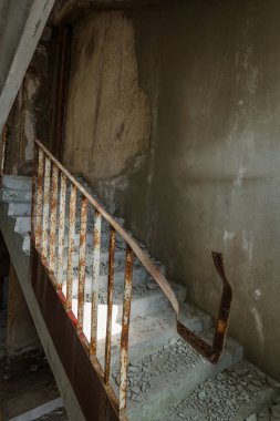 Eski iç iş merkezinin bitmemiş idari bina kalıntıları, beton, taş merdiven yok. Terk edilmiş fabrikası binanın iç harap eski merdiven