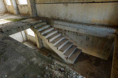 Eski iç iş merkezinin bitmemiş idari bina kalıntıları, beton, taş merdiven yok. Terk edilmiş fabrikası binanın iç harap eski merdiven