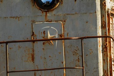 Eski paslı tren lokomotifi dışlama Çernobil bölgesi atılmış. Bölge yüksek radyoaktivite. Hayalet kasaba Pripyat. Chernobyl felaket. Paslı Sovyet Makina fabrikasında nükleer kaza alanında terk