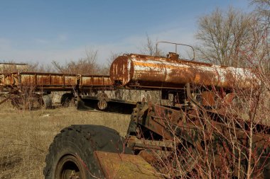 Benzin için eski paslı otomobil tanker içinde eski Teknopark Çernobil nükleer santral kazadan sonra atılır. Kıyamet, Pripyat. Radyasyon. Paslı araç teknoloji terk