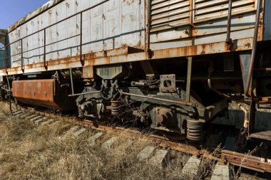Eski paslı tren lokomotifi dışlama Çernobil bölgesi atılmış. Bölge yüksek radyoaktivite. Hayalet kasaba Pripyat. Chernobyl felaket. Paslı Sovyet Makina fabrikasında nükleer kaza alanında terk