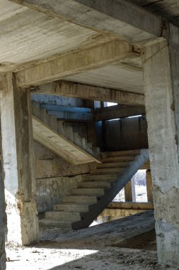 Eski iç iş merkezinin bitmemiş idari bina kalıntıları, beton, taş merdiven yok. Terk edilmiş fabrikası binanın iç harap eski merdiven