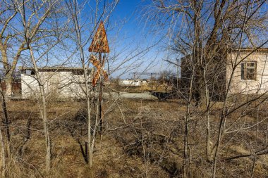 Yıpranmış eski paslı demiryolu işareti demiryolu geçişlerindeki kaşıdı. Eski yol işareti tehlike, durdurmak, Tren demiryolu geçişi önce geçmek. Eski yol ve raylar üzerinde eski terk edilmiş yol işareti