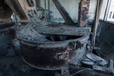 Endüstriyel Bina çimento fabrikası Chernobyl, terk edilmiş. Eski bir fabrika kalıntıları. Bi boka yaramaz, paslı metal çimento fabrikası donatımın bozuldu. Kıyamet tasarım, retro, stalker için öğe