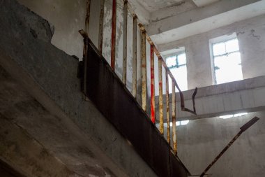 Eski iç iş merkezinin bitmemiş idari bina kalıntıları, beton, taş merdiven yok. Terk edilmiş fabrikası binanın iç harap eski merdiven