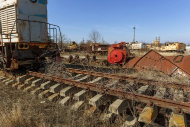 Eski paslı tren lokomotifi dışlama Çernobil bölgesi atılmış. Bölge yüksek radyoaktivite. Hayalet kasaba Pripyat. Chernobyl felaket. Paslı Sovyet Makina fabrikasında nükleer kaza alanında terk