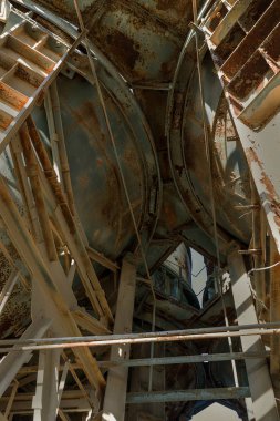 Endüstriyel Bina çimento fabrikası Chernobyl, terk edilmiş. Eski bir fabrika kalıntıları. Bi boka yaramaz, paslı metal çimento fabrikası donatımın bozuldu. Kıyamet tasarım, retro, stalker için öğe