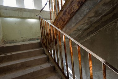 Eski iç iş merkezinin bitmemiş idari bina kalıntıları, beton, taş merdiven yok. Terk edilmiş fabrikası binanın iç harap eski merdiven