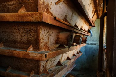 Endüstriyel Bina çimento fabrikası Chernobyl, terk edilmiş. Eski bir fabrika kalıntıları. Bi boka yaramaz, paslı metal çimento fabrikası donatımın bozuldu. Kıyamet tasarım, retro, stalker için öğe
