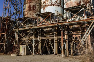 Endüstriyel Bina çimento fabrikası Chernobyl, terk edilmiş. Eski bir fabrika kalıntıları. Bi boka yaramaz, paslı metal çimento fabrikası donatımın bozuldu. Kıyamet tasarım, retro, stalker için öğe