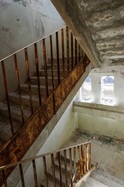 Eski iç iş merkezinin bitmemiş idari bina kalıntıları, beton, taş merdiven yok. Terk edilmiş fabrikası binanın iç harap eski merdiven