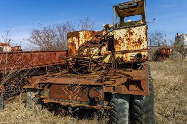 Eski paslı kamyon hayalet kasaba Pripyat, Çernobil, Ukrayna otoparka çöle atılmış. Eski paslı eski araba, kırık eski paslı demir araç terk edilmiş. Radyasyon bölgesi, Stalker, Apocalypse