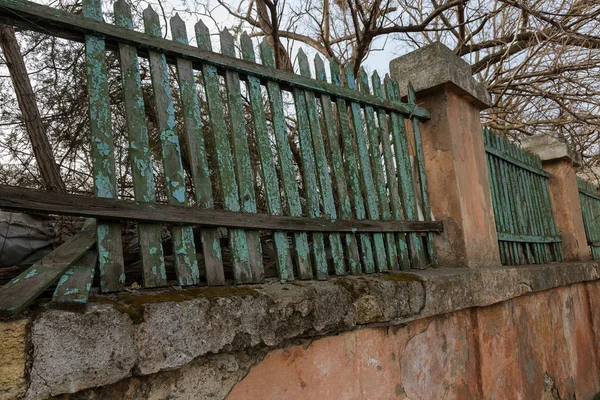 被毁的石头基础上的旧木栅栏 威克特 在一个废弃别墅被毁的围栏中 在奥德萨的贫困地区给 城市景观的衰退与贫困 — 图库照片