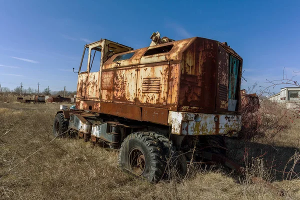 Caminhão Enferrujado Velho Jogado Deserto Parque Estacionamento Cidade Fantasma Pripyat — Fotografia de Stock