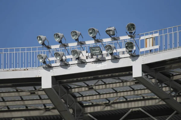 Ansicht Von Projektoren Auf Dem Dach Des Stadions — Stockfoto
