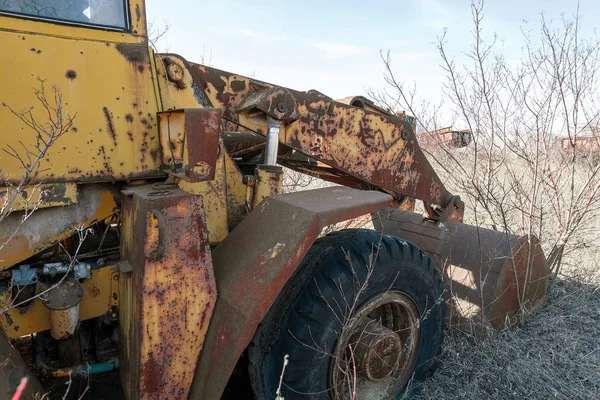 旧的锈迹斑斑的卡车扔在沙漠中的停车场在鬼城普里皮亚特 切尔诺贝利 乌克兰 旧的锈迹斑斑的古车 破碎的废弃的古老锈迹斑斑的铁车 辐射区 跟踪者 启示录 — 图库照片