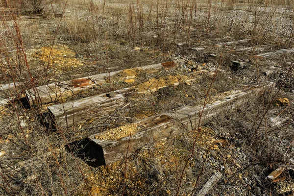 Staré Opuštěné Železniční Přerušené Koleje Rozbité Dřevěné Pražce Nefunkční Zbytky — Stock fotografie