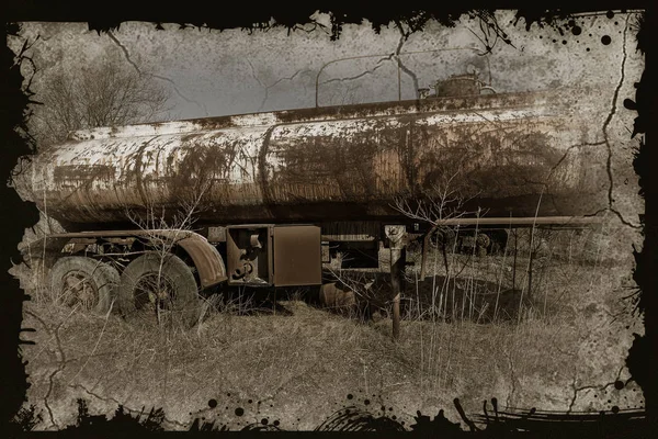 Una Vecchia Autocisterna Arrugginita Benzina Viene Gettata Nel Vecchio Tecnoparco — Foto Stock