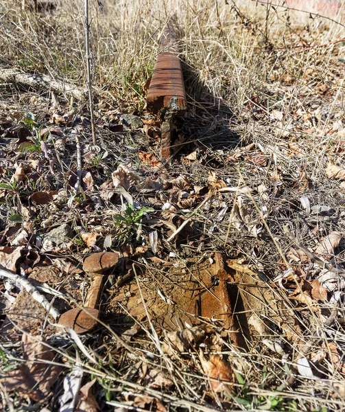 旧的废弃铁路 破碎的铁轨 破碎的木制睡眠者 残破的铁路残骸 被夷为平地的旧铁路 没有路 旧画布的元素 选择性对焦 — 图库照片