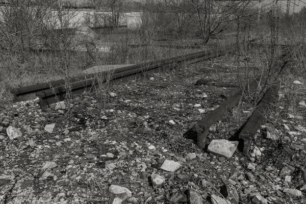 Παλιά Εγκαταλελειμμένα Σιδηροδρομικές Σπασμένες Ράγες Σπασμένα Ξύλινων Στρωτήρων Σπασμένα Ερείπια — Φωτογραφία Αρχείου