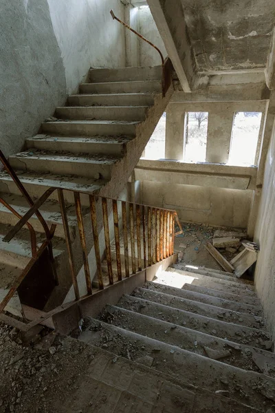 Oude Vernietigde Beton Stenen Trap Het Interieur Van Ruïnes Van — Stockfoto