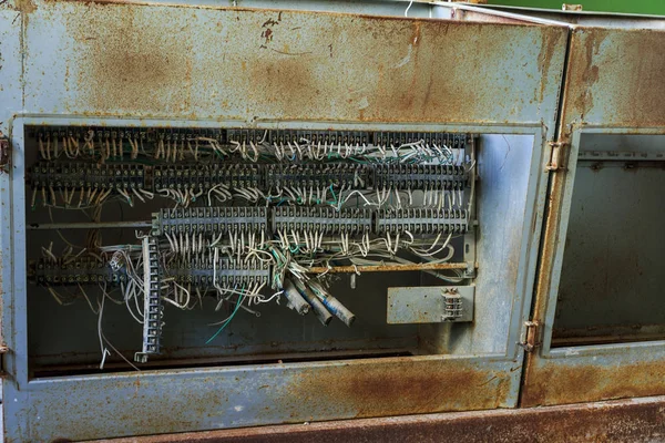 Παλιά Σπασμένα Τηλεφωνικό Κέντρο Στο Εσωτερικό Του Εργοστασίου Κατασκευής Καταστράφηκε — Φωτογραφία Αρχείου