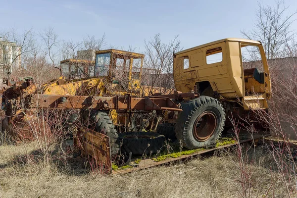 Caminhão Enferrujado Velho Jogado Deserto Parque Estacionamento Cidade Fantasma Pripyat — Fotografia de Stock