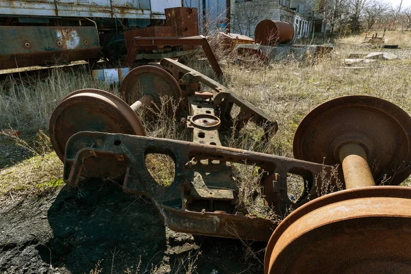 Stary Zardzewiały Pociąg Lokomotywy Wrzucony Wykluczenia Strefa Czarnobyla Strefa Wysokiej — Zdjęcie stockowe