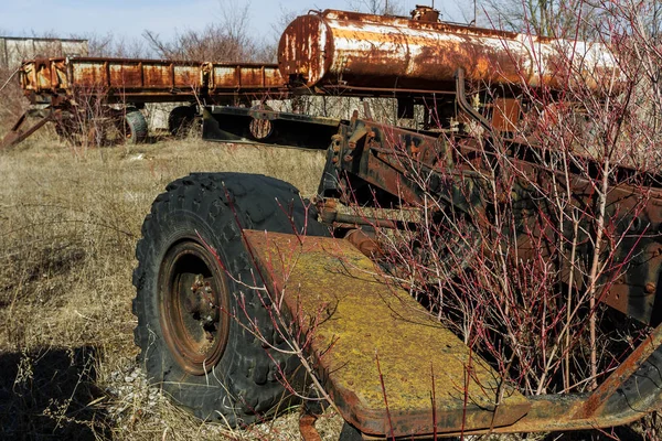 Velho Carro Cisterna Enferrujado Para Gasolina Jogado Antigo Tecnoparque Chernobyl — Fotografia de Stock