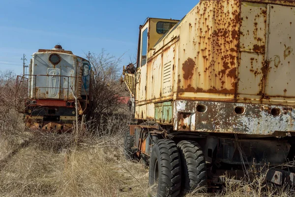 Vecchio Camion Arrugginito Gettato Nel Deserto Del Parcheggio Nella Città — Foto Stock