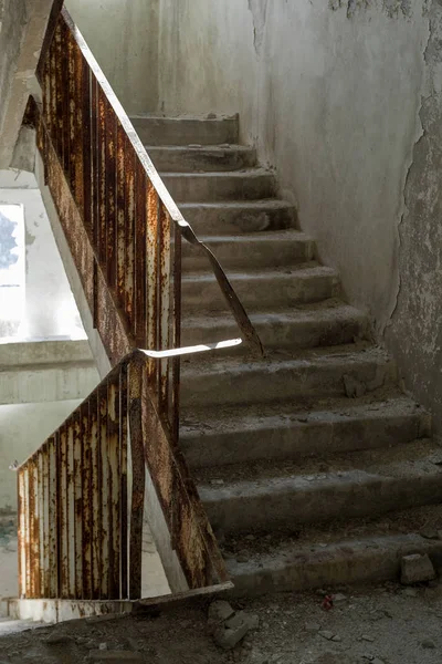 Старая Разрушенная Бетонная Каменная Лестница Интерьере Руин Незавершенного Административного Здания — стоковое фото