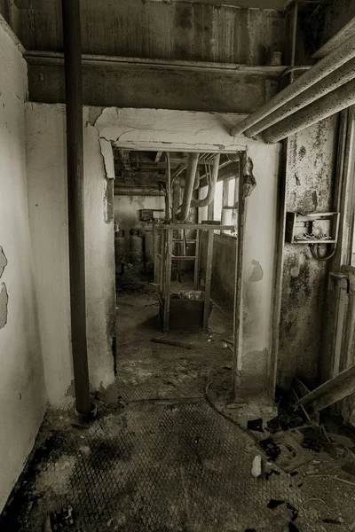 放棄されたチェルノブイリのセメント工場の工業ビル 古い工場の遺跡 錆びた金属はセメント工場の機器は壊れています 終末論的なデザイン レトロ ストーカーの要素 — ストック写真