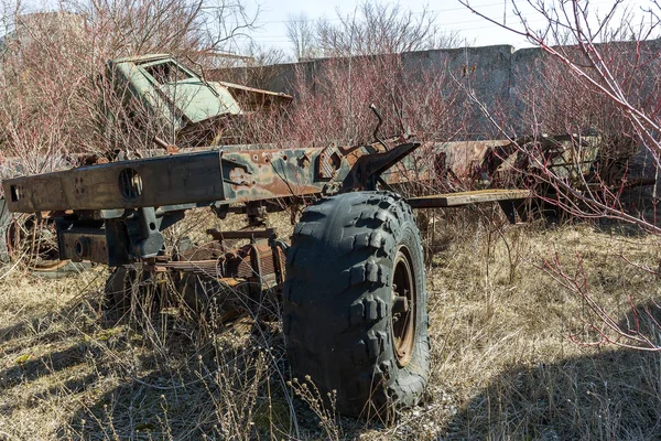 Viejo Camión Oxidado Arrojado Desierto Aparcamiento Ciudad Fantasma Pripyat Chernobyl — Foto de Stock